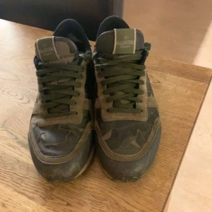 Valentino Rockrunner i camouflage - Snygga Valentino Rockrunner sneakers i ett coolt camouflage-mönster. Storlek 43, kan gå ner i pris vid snabb affär