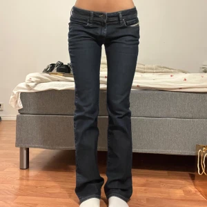Diesel Jeans  - Midjemått: 38cm, innerbenslängd: 80cm 💞