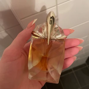 Mugler  - Trendig på sociala medier😍