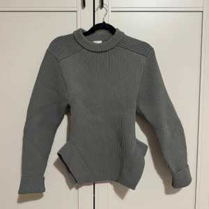 Ribb stickad tröja med slits detalj  - En figur nära tröja i ribbstickad kvalitet . Mörk khaki grön , ORDPRIS: 699kr  , använt endast 1 gång. 