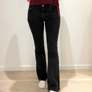 Svarta bootcut jeans från Weekday - Washed black bootcut jeans från Weekday i modellen ”Flame”. I storlek 30, uppskattar till M/38 med midjemåttet 37cm tvärs över. Bara att skriva om fler bilder önskas💕