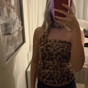 Leopardmönstrad tubtopp - Snygg leopardmönstrad tubtopp med band runt halsen (bandet sitter löst). Ändast använd fåtal ggr