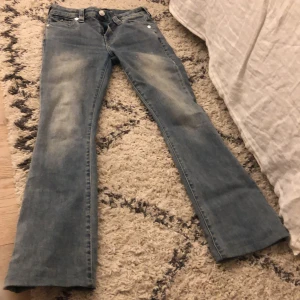 True religion jeans  - True religion jeans med jätte fina bakfickor och dem sitter som en smäck! Midja: 36cm Längd: 97cm (jeansen är just nu uppvikta för min längd vilket är 160cm men dem går att vika tillbaks till den riktiga längden vilket ska vara cirka 105cm) 🤗