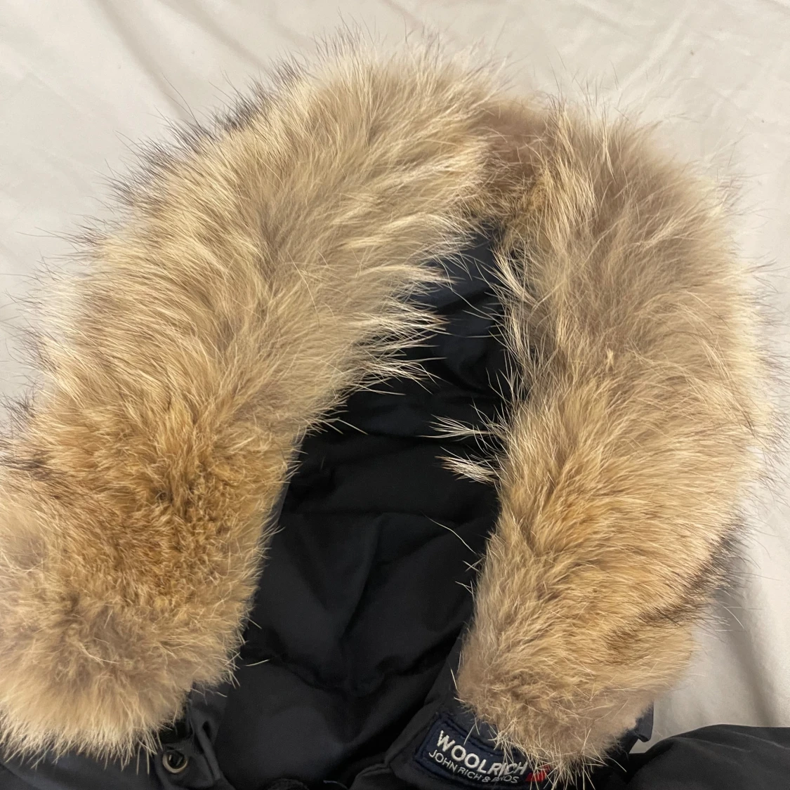 Svart parkajacka med pälsdetalj från Woolrich - 4