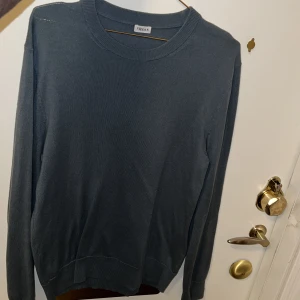 Blå tröja från Filippa K - Säljer en stilren blå tröja från Filippa K. Tröjan har en klassisk rund halsringning och långa ärmar. Tröjan är i väldigt bra skick knappt använd. 