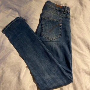 Dondup George Jeans - Sjukt snygga jeans från Dondup🔥 Jeansen är i den eftertraktade modellen George🙌 Skick: 9/10✅ Priset är diskuterbart vid snabb affär💰