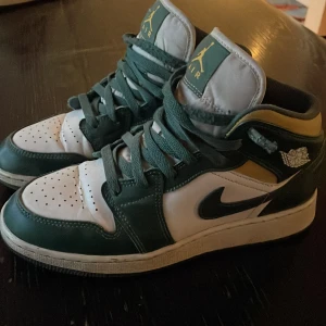 Jordan 1 sonic mid skor - Snygga Nike air Jordan Sonic skor i väldigt bra skick. Köpta för ett tag sedan och sparsamt använda. Nypris ligger på 2499 kronor. Hör av er vid frågor eller funderingar!