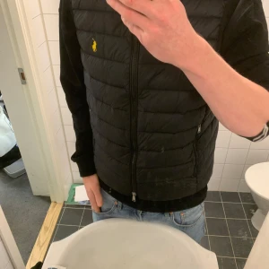 Ralph Lauren väst  - Säljer än fet Ralph Lauren väst i bra skick.     Priset är diskuterbart. Hör av dig vid mer frågor