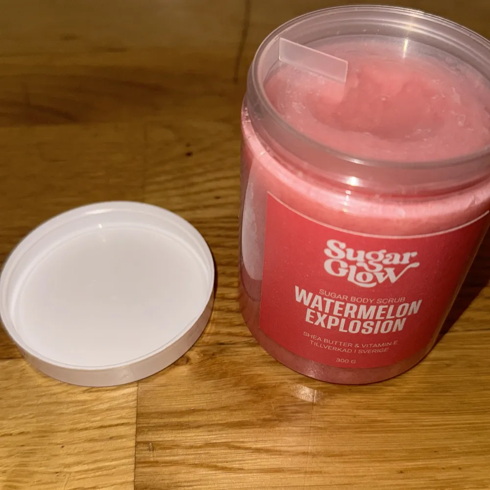 Fräsch och fruktig kroppsskrubb med doft av vattenmelon. Innehåller sheasmör och vitamin E för att återfukta och vårda huden. Perfekt för en lyxig duschupplevelse. Oöppnad fick två stycken, nytt pris 250,mitt pris 200. Beauty.