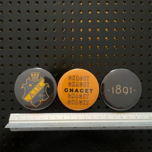 Magnet fridge 3pcs  (59mm) - AIK - Selling 3 pcs- AIK magnets. The magnets are round, metal with plastic backside. The magnets have a diameter of about 6 cm. New condition. 