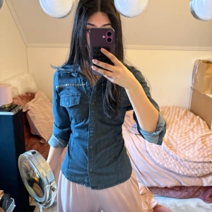  jeans blus  - Super fin jeans blus. Inte så tjockt material så funkar som en vanlig blus inte jacka❣️