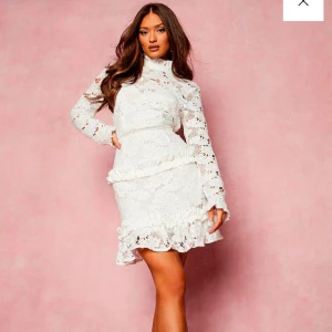 Studentklänning? - Slutsåld elegant vit spetsklänning med långa ärmar och volangdetaljer från bohoo . Klänningen har en hög hals och en figurnära passform som framhäver silhuetten. Perfekt för t.ex. studenten. Använd en gång på min studentmortagning så den är i jättefint skick!  Nypris 928kr