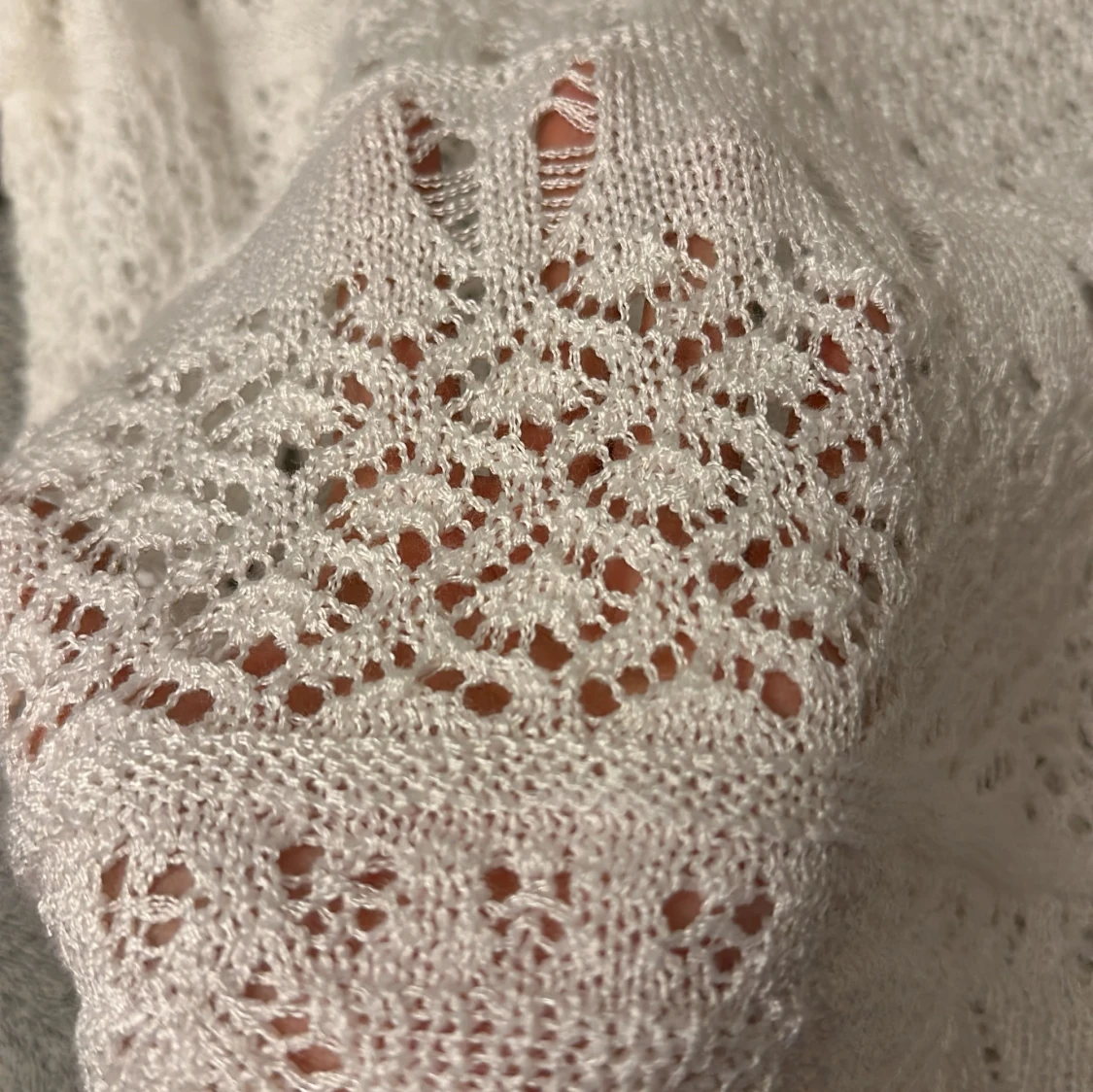 Vit stickad topp med spetsdetaljer - 2