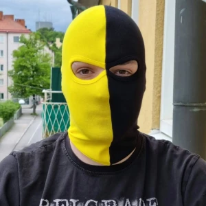 AIK balaclava NYA - Nya gula och svarta balaclavor till salu.  Idealisk att bära på stadion eller skidåkning.