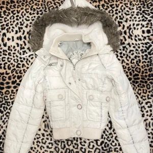 Vit vinterjacka med päls - Vit Jennifer’s Body liknande vinterjacka med päls! Lägger ut igen pga oseriös köpare. Väldigt varm och fin med många stilrena detaljer. Säljer den för så mycket som jag köpte den för, men priset kan sänkas lite. Överlag bra skick💘 Storlek medium med en, enligt mig, ganska ”kort” passform, och rätt tajt i midjan med dragkedjan stängd. Kom privat för ytterligare detaljer, frågor eller information!