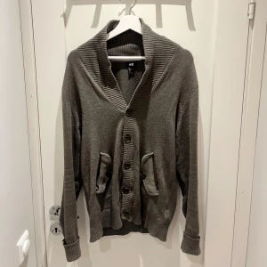 Grön Stickad Cardigan - Tja, säljer nu denna as feta cardigan! Köpt från Hm för runt tusen lappen, mitt pris endast 499kr! Den är i storlek S men passar även de som har mellan S/M! Hör av er vid frågor o funderingar! Mvh