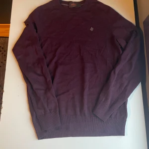 Morris tröja i merinoull - Riktigt fet och uppklädd tröja från Morris! Tröjan är i merino och ger en bekväm känsla men ändå uppklädd. Tröjan är helt oanvänd och i en riktig snygg färg. Pris går att diskutera vid snabb affär!