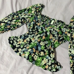 Blommig top från H&M - En blommig top från H&M som blir perfekt till våren och sommaren! 