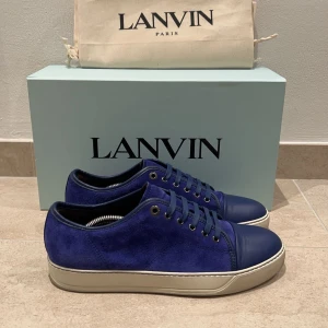 Lanvin skor - Tja! Säljer nu dessa unika lanvin nappa cap toes i storlek uk 7/41-42 men passar också 43. Bara använda ett par enstaka gånger och är i mycket bra skick. Dustbag och låda medföljer ej. Befintligt skick. Kontakta oss vid frågor! INGA BYTEN!