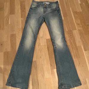 Blå bootcut jeans från Bershka - Säljer snygga jeans från Bershka. Använda bara någon gång, mycket bra skick😍😍