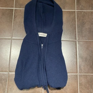 Kashmir hoodie - Säljer nu denna kashmir hoodie från ST Studios | Storlek S | Hoodien har tecken på andvändning skick 7/10 liten defekt på dragkedjan | priset är ej hugget i sten vid snabb affär. 