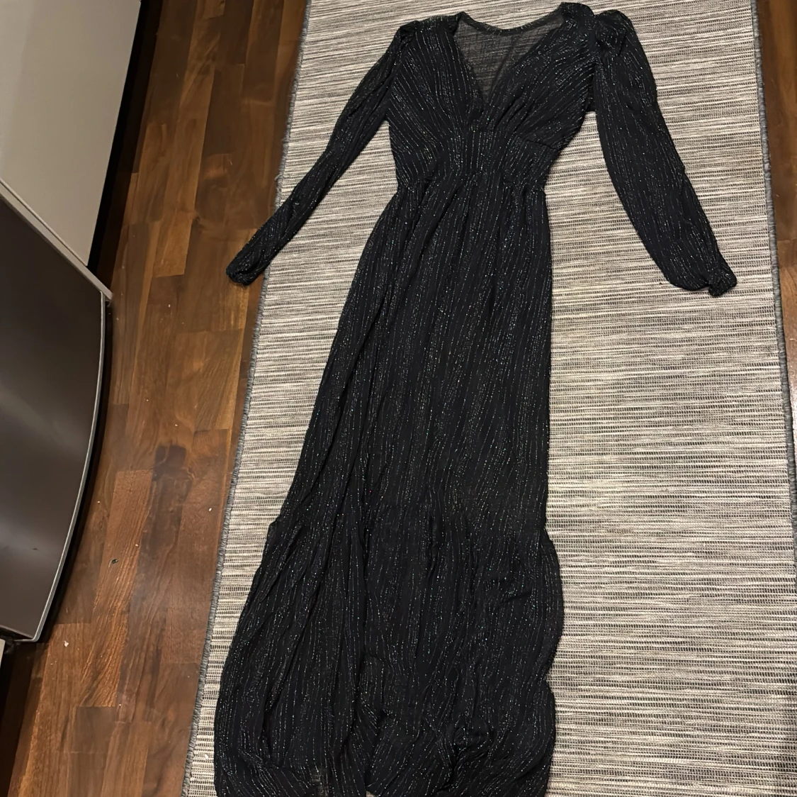 Svart glittrig långklänning
