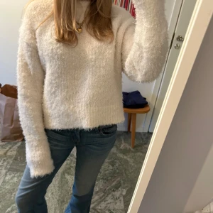 Vit fluffig tröja - Mysig vit fluffig tröja från hm. Aldrig använd! 