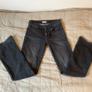 Wrangler bootcut jeans W26 L32 - Jätte fina svarta Wrangler jeans i bootcut stil och mid rise. Midjemått är 36 cm, innerben längd 79,5 cm. Lite slitningar neders på benen, se bilder. Tveka inte att höra av dig vid frågor eller flera bilder. 