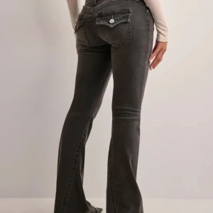 Grå bootcut jeans - Snygga grå bootcut jeans! Lågmidjade! Använda 1 gång så super fint skick🥰W25