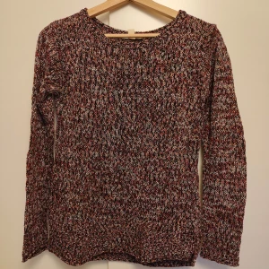 Flerfärgad stickad tröja från Esprit - Säljer en snygg flerfärgad stickad tröja från Esprit. Tröjan har en mix av färger som röd, vit och svart, vilket ger den ett unikt utseende. Den är långärmad och perfekt för kyligare dagar. Passar bra till både jeans och kjol. 🧶