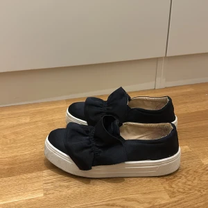 Svarta sneakers - Superfina svarta sneakers i storlek 38. Säljer då dom är lite små för mig. 