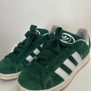 Gröna Adidas Campus sneakers - Säljer mina underbara gärna campus. Jag gillar dem väldigt mycket, men får ingen användning för dem… Jag har endast ansvänt dem tre gånger totalt! 🫶🏻 