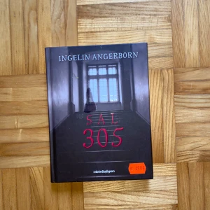 Sal 305 - Boken 'Sal 305' av Ingelin Angerborn är en spännande berättelse som fortsätter på 'Rum 213'. Den handlar om mystiska händelser och hemligheter som avslöjas. Ställ gärna frågor!
