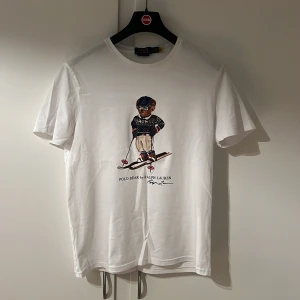 Ralph Lauren t shirt  - Fet raffe tisha i väldig bra skick. Änvänd fåtal gånger, storlek L, men sitter mer som M-L. Pris kan diskuteras.