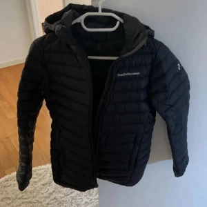 Svart dunjacka från Peak Performance - Säljer en svart dunjacka från Peak Performance. Har haft i ca 1 år, inga defekter. 