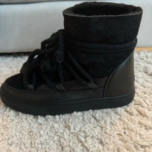 Svarta Inuikkii skor  - Jätte fina inuikii skor som knappt är använda en vinter. Därav superfint skick. Storlek 39 och är true to size! Det enda att anmärka är att de är lite luddiga på pälsen från vita sockar. Skriv för fler frågor! Priset kan diskuteras 💞☺️