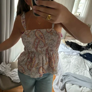 Mönstrad topp - Säljer denna super fina topp som man både kan ha banden uppe eller stoppa in dom. 💘💘 Köpte den utomlands förra sommaren.