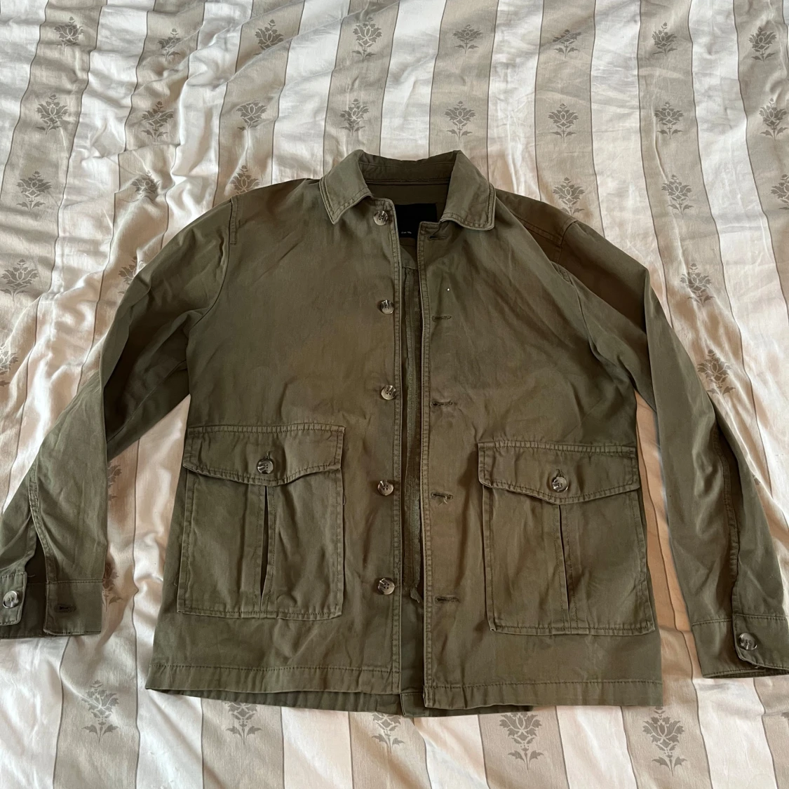 Militärgrön jacka med knappar