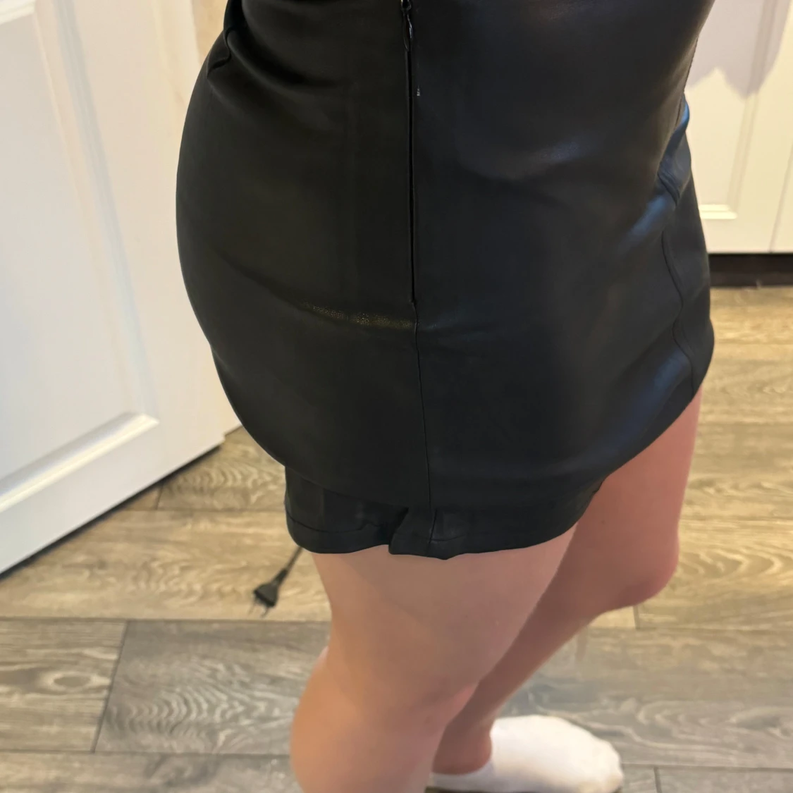 Svart kort skinnkjol från Gina Tricot - 1