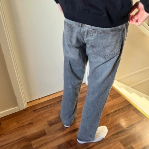 Grå jeans från Weekday - Grå jeans från Weekday i modellen Space Relaxed Straight. Storlek 31/30