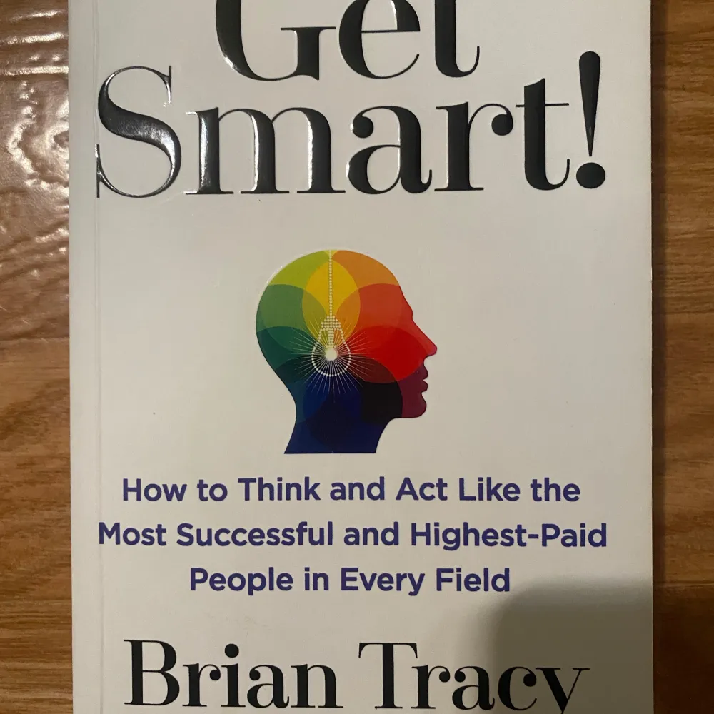 Säljer boken 'Get Smart!' av Brian Tracy. Den handlar om hur man kan tänka och agera som de mest framgångsrika och högst betalda personerna inom alla områden. Perfekt för dig som vill utveckla dina tankesätt och strategier för framgång.. Böcker.