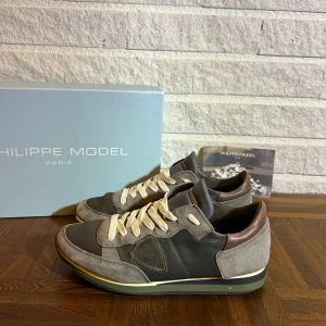 Philippe Model skor - Snygga grå sneakers från Philippe Model med vita snören och detaljer i brunt. Skorna har en stilren design med en kombination av mocka och skinnmaterial. Innersulan saknas.inget og, 7