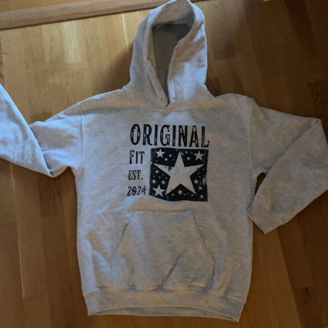 Grå hoodie med stjärntryck - 1