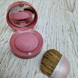Bourjois Rouge 48 Cendre de Rose Brune - Säljer en Bourjois rouge i nyansen 48 Cendre de Rose Brune. Den kommer i en kompakt dosa med inbyggd spegel och en liten borste. Perfekt för att ge kinderna en naturlig rosig ton. Produkten är fri från konserveringsmedel. Endast swatchad.