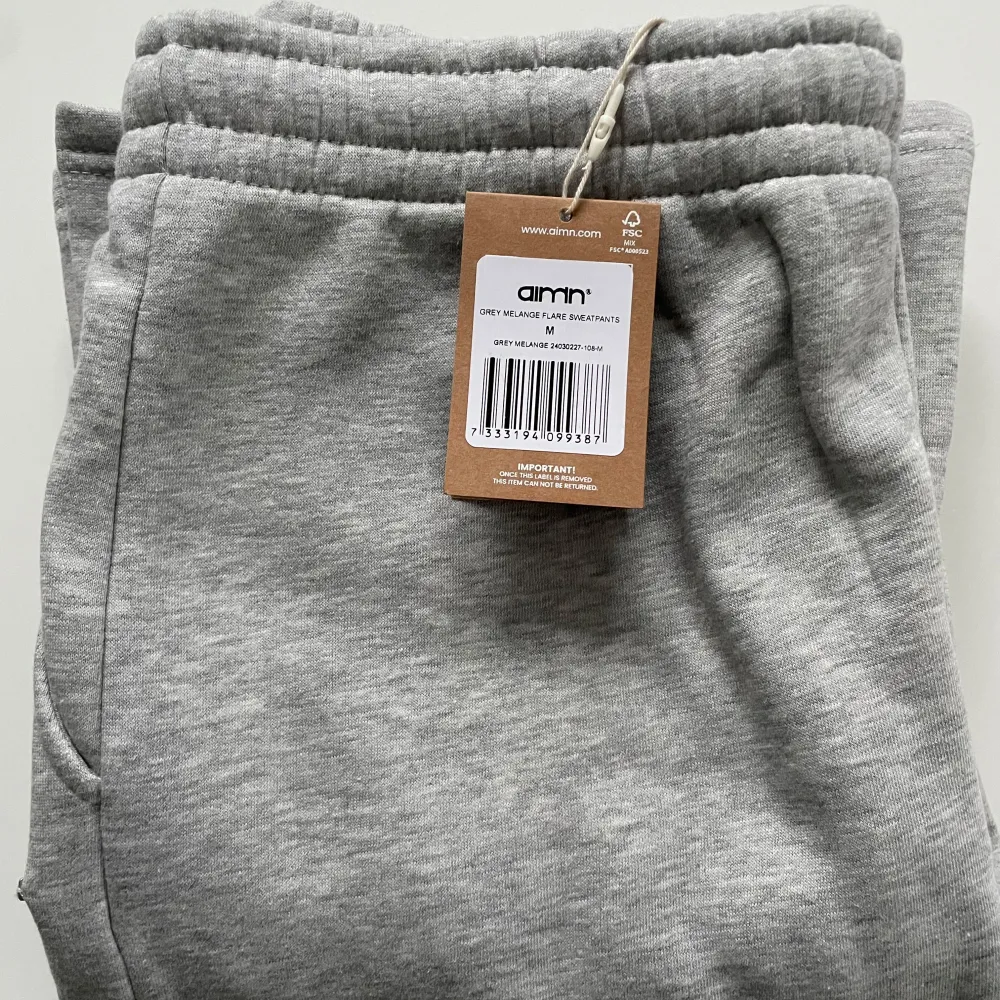 Grey melange flare sweatpants från Aim’n! Snygga och bekväma utsvängda mjukis. Helt nya med prislapp kvar och endast testade då dom var för små! . Farkut & Housut.