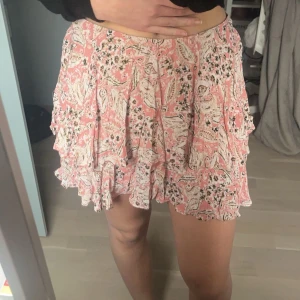 Minikjol från zara - Säljer denna fina minikjol från Zara, med fint mönster och knappt använd, jätte fin till sommaren och passar bra till det mesta, är i storlek S, skriv för frågor och intresse!💕💕