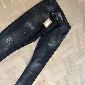 Dondup jeans - Säljer ett par scyssta dondups i med slitningar i mörkgrå färg. Jeansen är i storlek 33 men passar mer åt 31/32 hållet. Skriv vid funderingar🤩