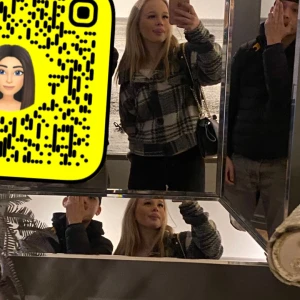 Rutig kappa  i svart och grått - Snygg rutig kapp  i svart och grått med en avslappnad passform. Jackan har långa ärmar och en klassisk krage. Perfekt för höst och vår, med en stilren look som funkar till det mesta.