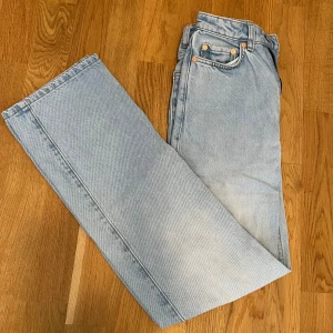 Ljusblå jeans - straight leg  - använda max 5 gånger, var för små för mig i midjan! inga defekter! midjemått och innermått finns bland bilderna!💙I modellen ”Rowe” typ mellanting av highwaist och midwaist, straight leg 