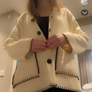 Unik kofta  - Säljer en unik kofta från Zara i storlek s, ganska oversize. Otroligt fin och har hållit jätte bra. Perfekt nu till vår/sommar!!